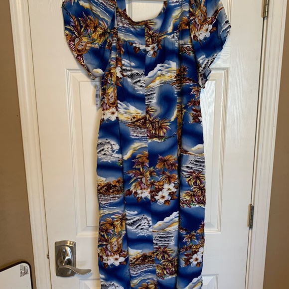 🌺 New with Tags Blue Hawaiian Dress from Hilo Hattie - Size 2X 🌺 - Picture 4 of 9